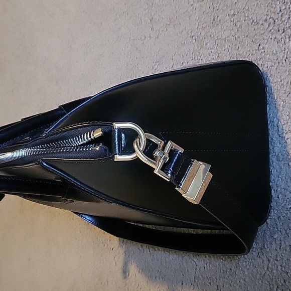 Small Givenchy Antigona bag in leather - Picture 11 of 16